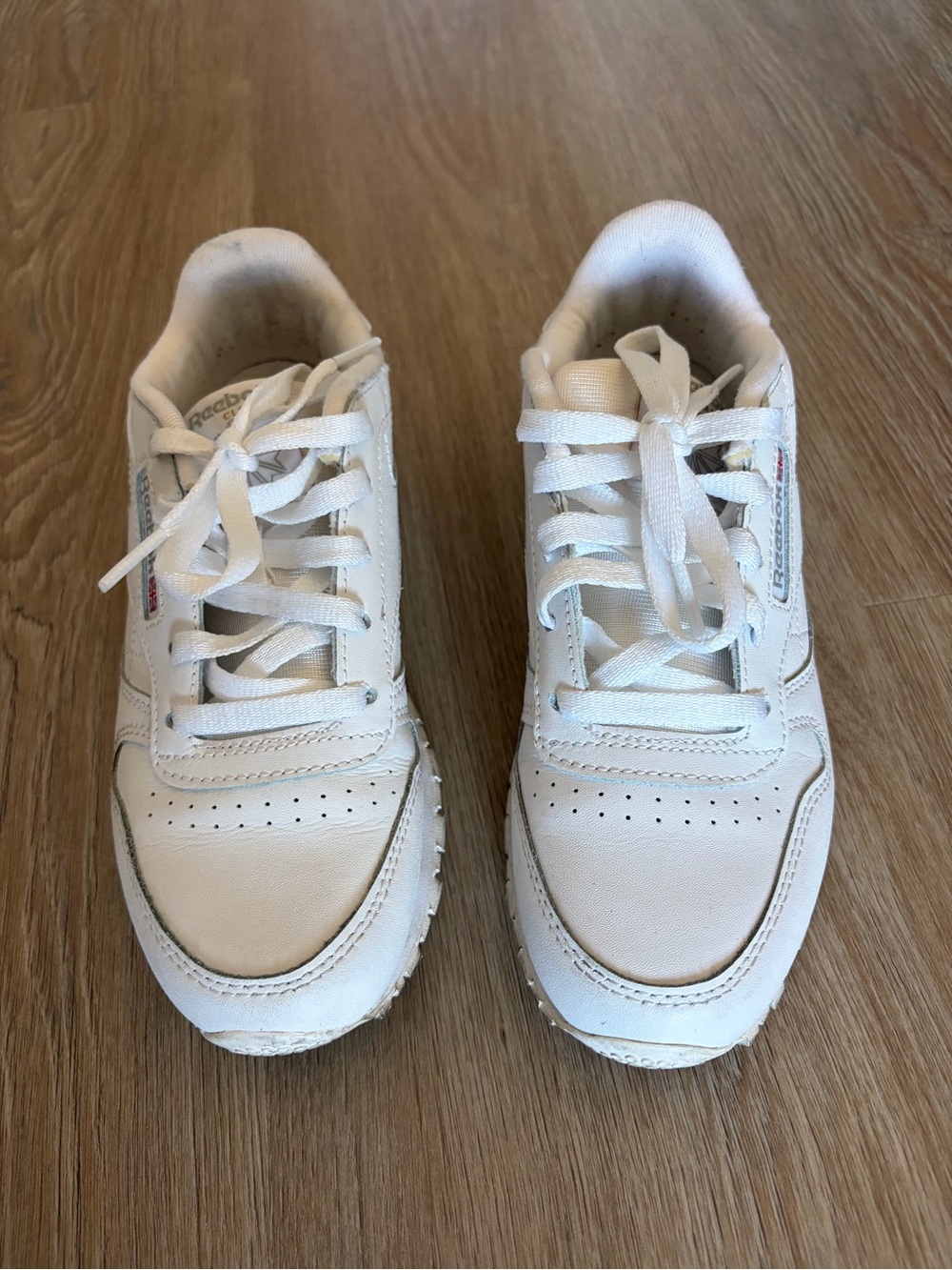 Reebok White Leather Classic Trainers - Picture 3 of 5